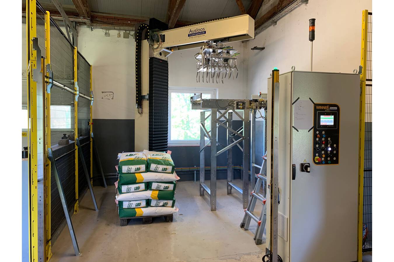 More ergonomical, better and faster stacking of bags of animal feed  With the Winner 250 stacker of Europack - Ausloos. A fully automatic stacking machine can significantly optimise packaging processes.