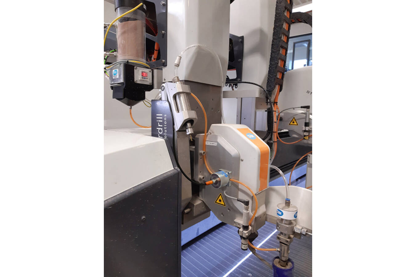 Durchflussüberwachung zur Steuerung der Zudosierung von Abrasivmittel In Wasserstrahl-Schneideanlagen ist eine sehr hohe Präzision bei der Dosierung von Abrasivmitteln erforderlich. Envea Process hat dafür den FlowJam T-Sensor entwickelt.