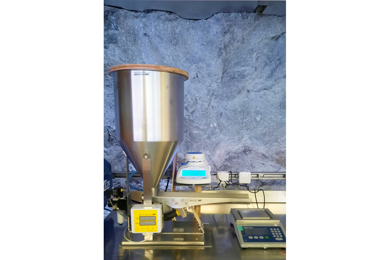 Der DosyPack für schnelles und grammgenaues Dosieren und Abfüllen  Die Schweizer Salinen AG setzt für die Dosierung und Konfektionierung bestimmter Salze erfolgreich eine Dosierstation DosyPack von NetterVibration ein. 