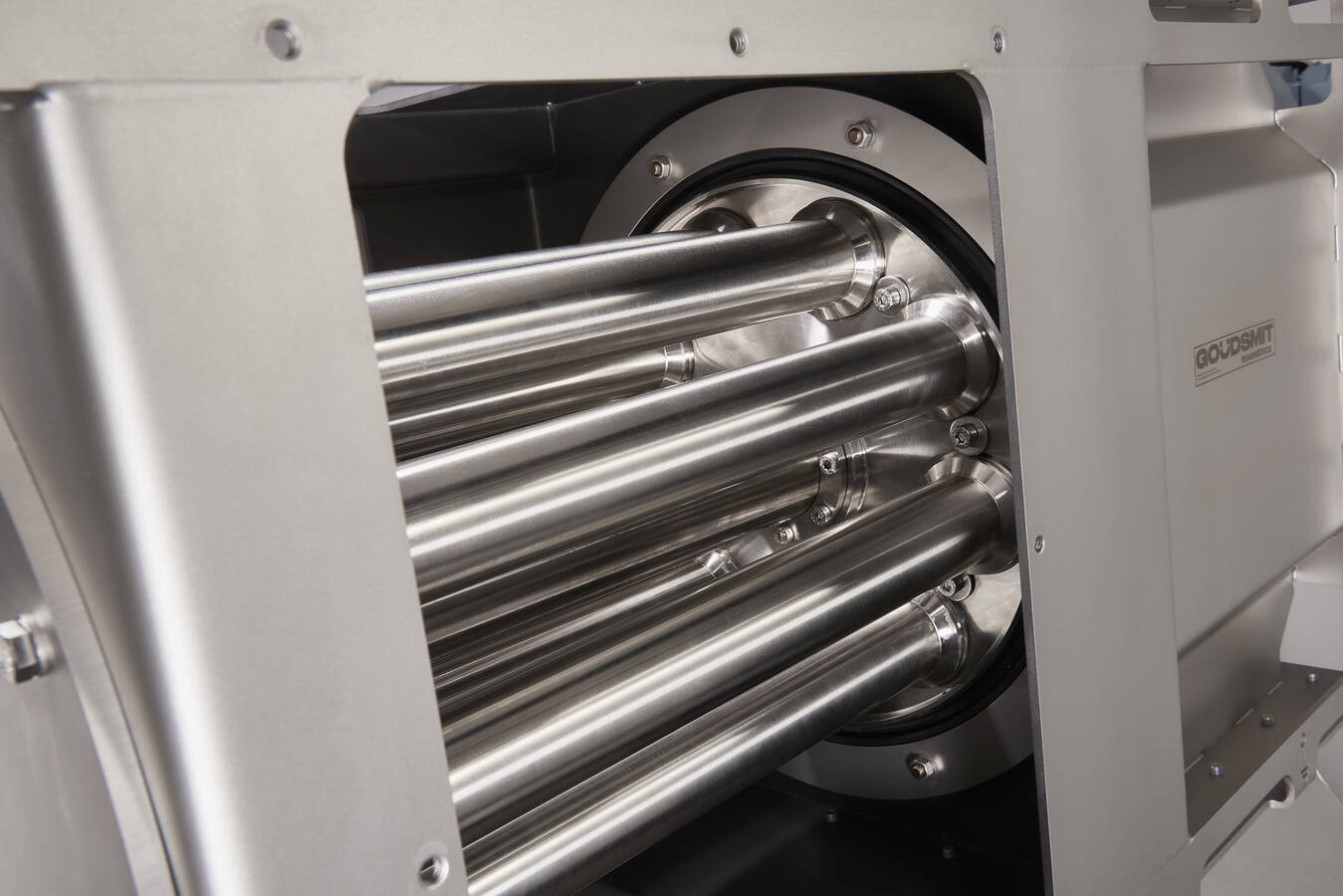 With a flux density of 12,000 gauss on the bars, the magnet can capture paramagnetic particles such as iron oxide and stainless steel in addition to iron particles.
