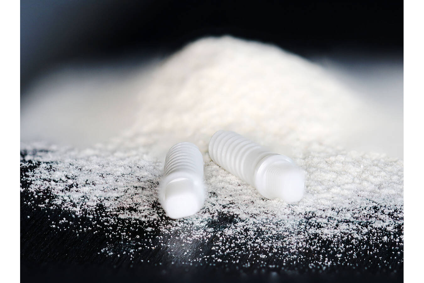 Beschichtetes Zirkonoxid für die Medizintechnik Weiterentwickelte Pulversynthese zur Herstellung und Veredelung besonders hochwertiger nano- und mikroskaliger Pulver – z. B. für Dentalimplantate.