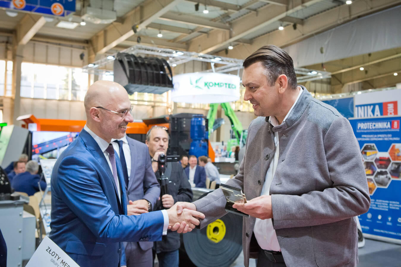 Darek Mainka, Vertriebsleiter für Umwelttechnologie bei HSM Polska, nahm den Preis im Namen von HSM entgegen