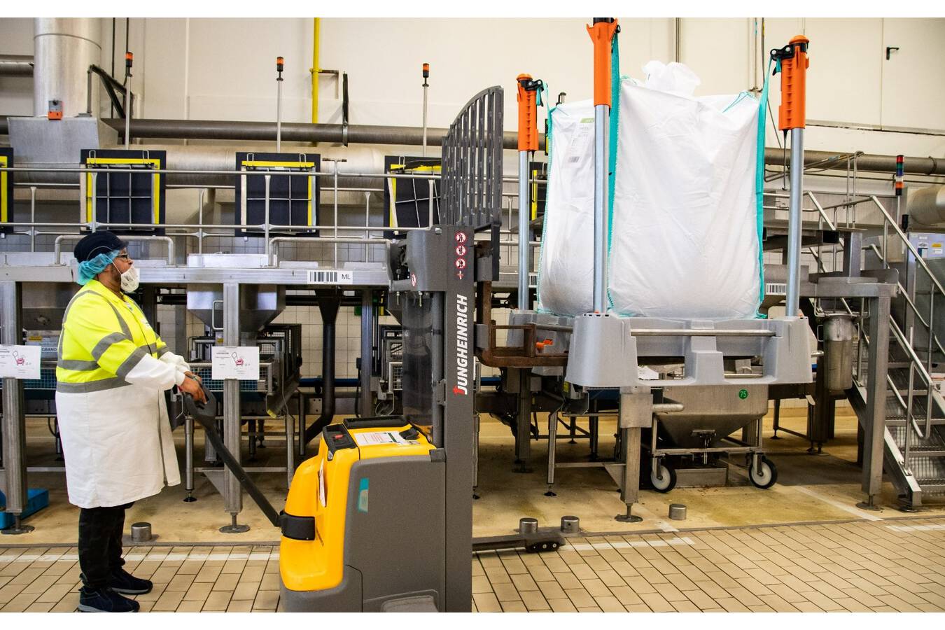 Das Neva-System hält Produktionslinien und Produkte sauber Das innovative Neva-Big-Bag-Handling-System bei Duyvis (PepsiCo) bedeutet effiziente Arbeitsvorbereitung, Platzersparnis, erhöhte Lebensmittelsicherheit und eine saubere Produktlinie.