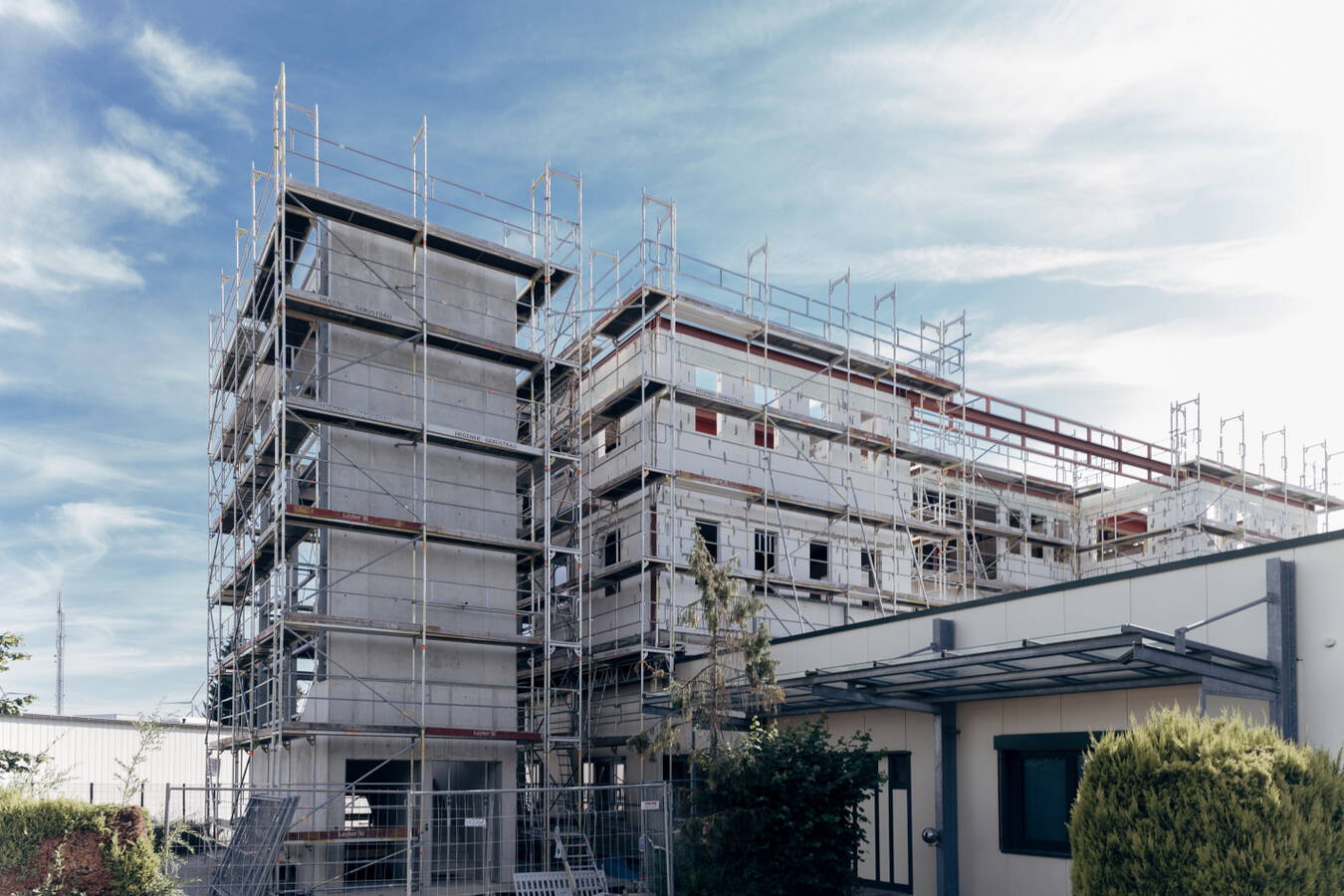 REMBE investiert auch weiter in den Standort Brilon Mit seinen zwei Standorten stößt das Briloner Unternehmen REMBE GmbH Safety+Control schon wieder an seine räumlichen Grenzen. Aktuell wird der Büroturm am Gallbergweg renoviert und erweitert. 