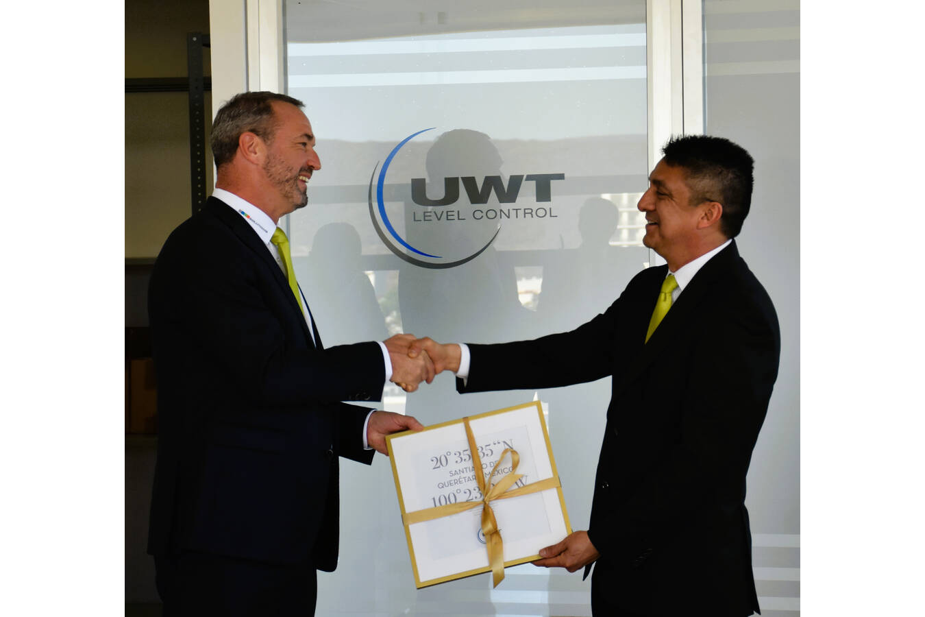 Uwe Niekrawietz welcomes Jose Cruz as the leader of UWT Mexico
