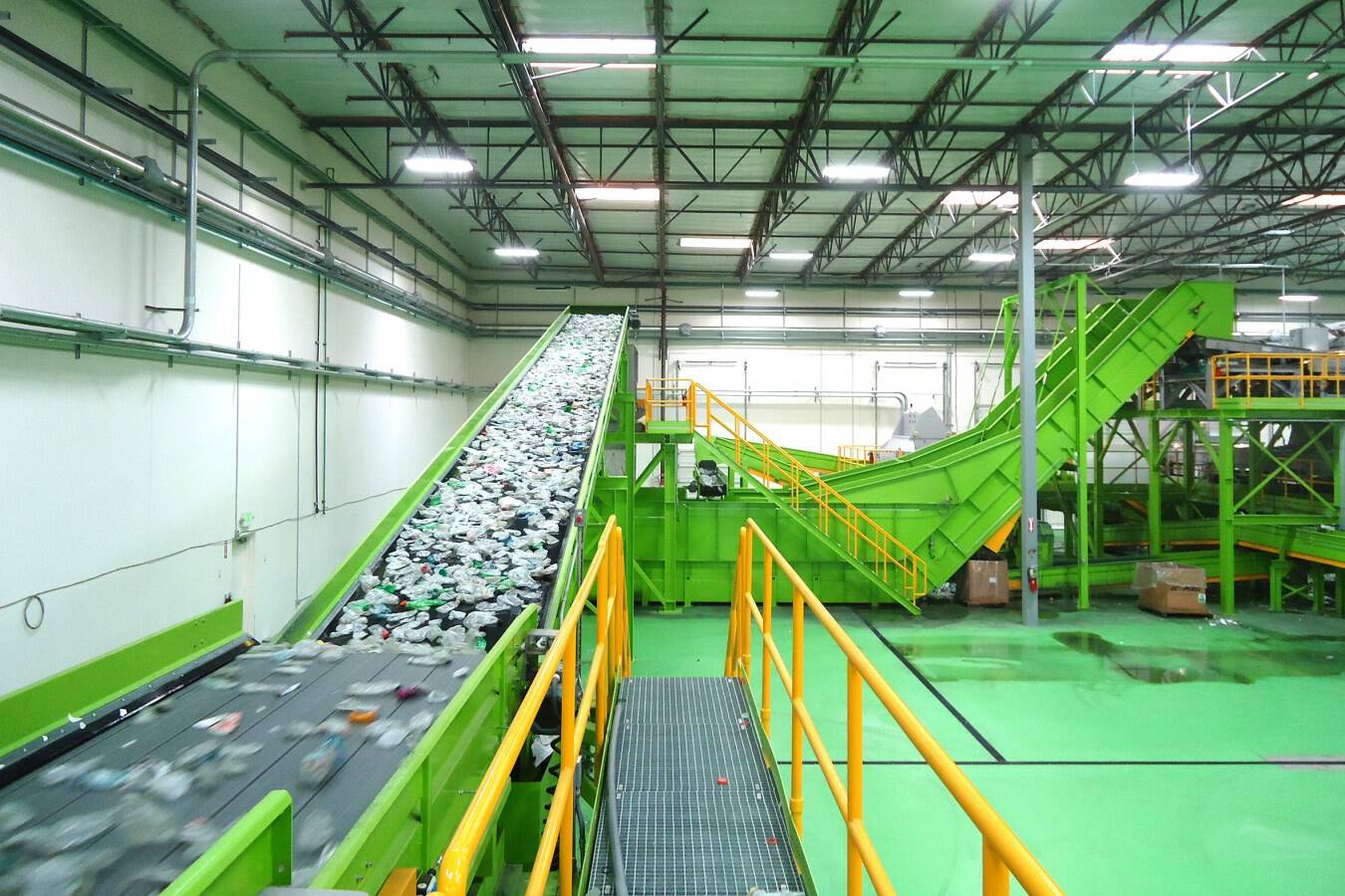 Bezner Kunststoffrecyclingmaschinen und -anlagen Innovative Recyclinglösungen führen zu hochwertigen Recyclingmaterialien. Die Recyclingprozesse von Bezner umfassen (Farb-)Sortierung, Reinigung, Zerkleinerung, Granulierung, Schmelzen und Formgebung. 