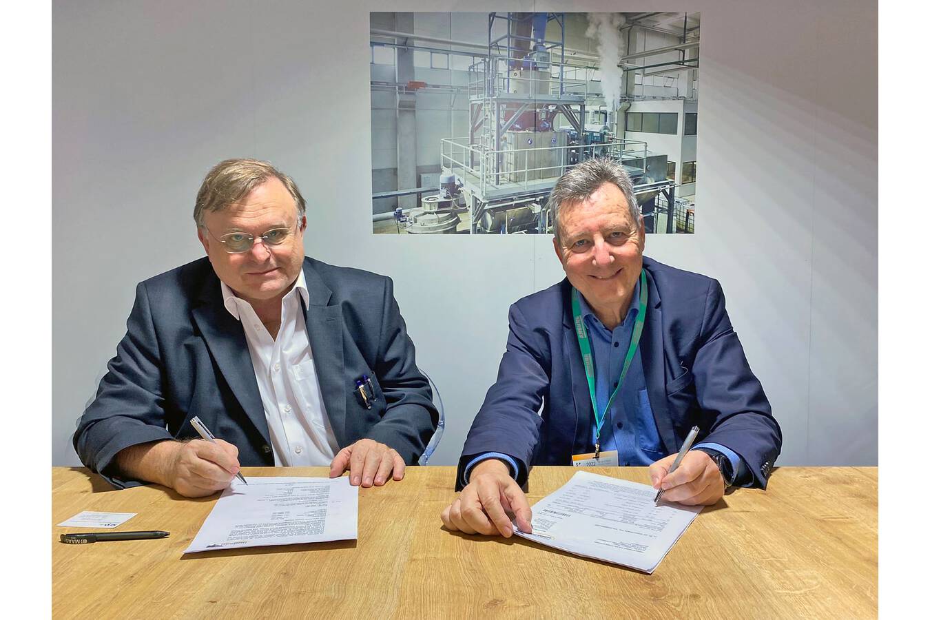 Olivier Vilcot (rechts), General Manager der Plastics Recycling Division von SUEZ, und Werner Herbold, Geschäftsführer des gleichnamigen Unternehmens, bei der Vertragsunterzeichnung.