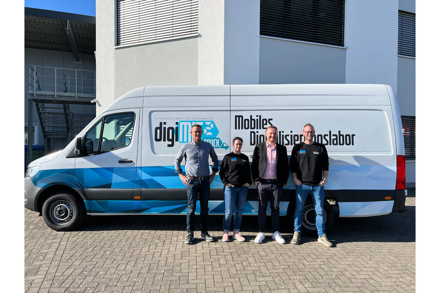 Das Team von DigiMit2 Hochschule Koblenz zu Besuch bei SSB Das Team von DigiMit2 der Hochschule Koblenz stattete uns letzte Woche mit seinem DigiTruck einen Besuch ab.