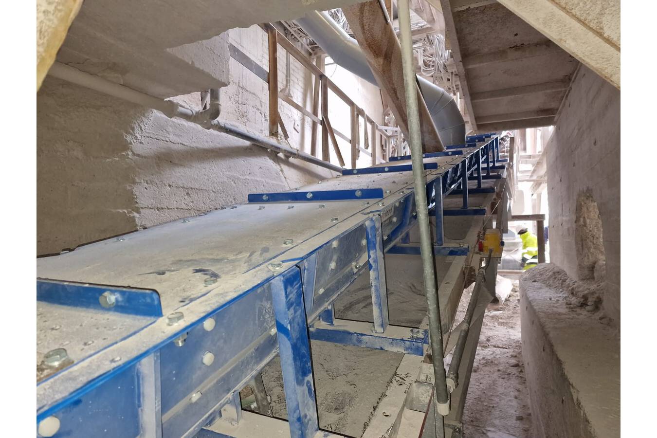 Promati GmbH im Einsatz Blu-Tec Proload Die optimale Lösung für eine staubfreie Materialaufgabe und Produktführung 