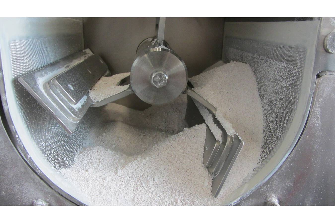 Dissolving agglomerates efficiently When processing bulk solids, agglomerates can occur that impair the production process.
How can they be separated or dissolved as efficiently as possible?
