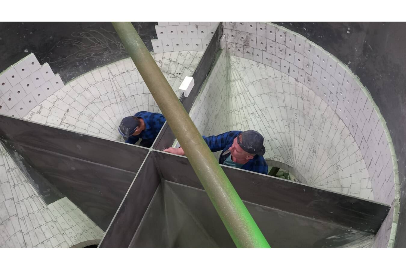 Drehverteiler dreht länger mit Kalocer Kalenborn fertigte den Drehverteiler für Schlackensand und kleidete diesen zum Schutz gegen Verschleiß mit Kalocer aus.