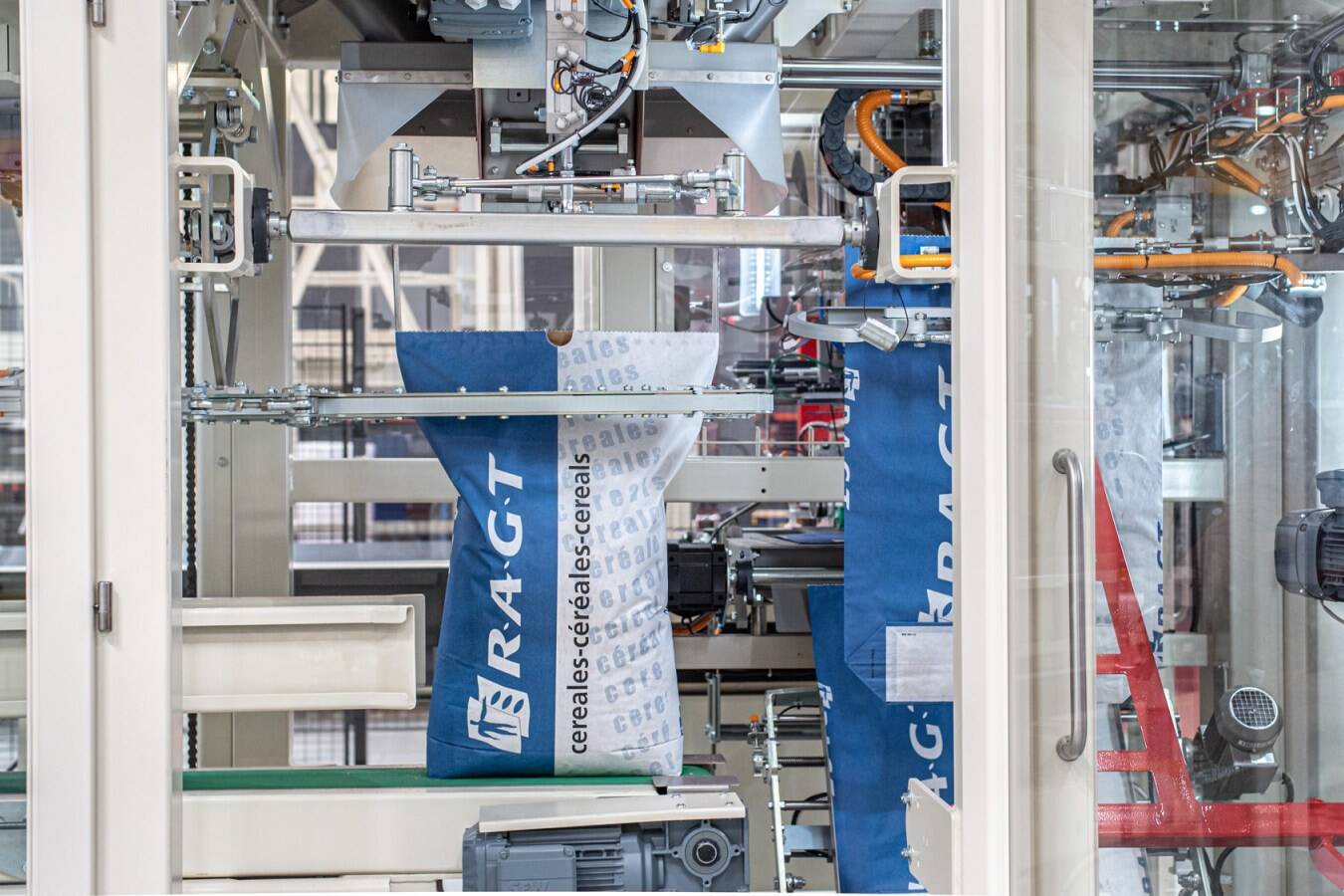 PAYPER liefert vollautomatische Absackanlage für Saatgut an RAGT RAGT benötigte eine vollautomatische Absackanlage für vorgefertigte Offensäcke und eine Big-Bag-Abfüllstation für die Befüllung mit Saatgut. Und einen Palettierer plus Schutzsystem für die Paletten und die Big-Bags.