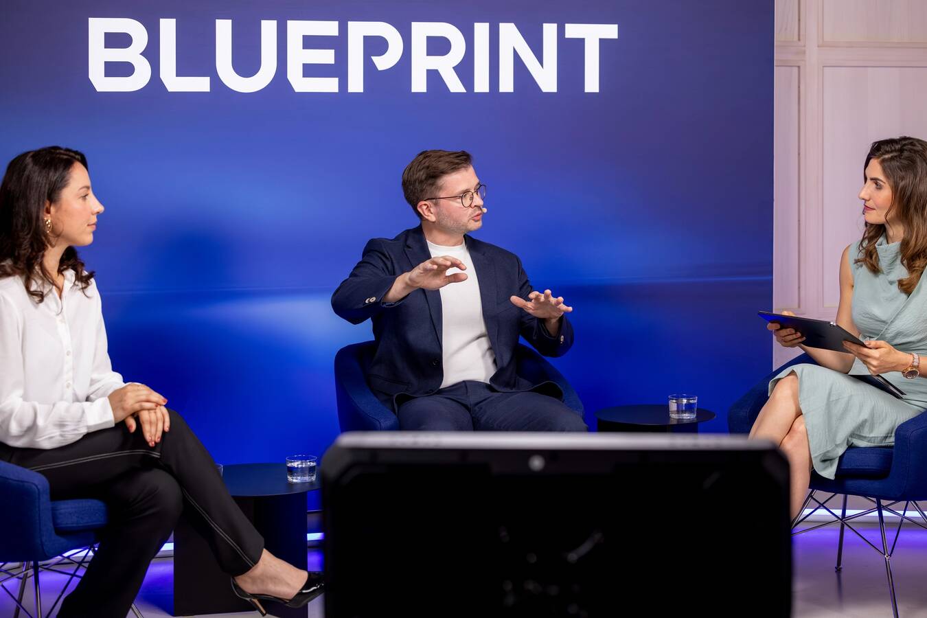 Entwicklungsingenieurin trifft KI-Experten „Wie Ingenieure KI-Projekte erfolgreich umsetzen“ war das Thema des Digital Engineering Talks Blueprint. Eine Entwicklungsingenieurin und ein KI-Experte teilten darin ihre Erfahrungen aus einem gemeinsamen Projekt. Eine zentrale Erkenntnis: Es ist essenzi