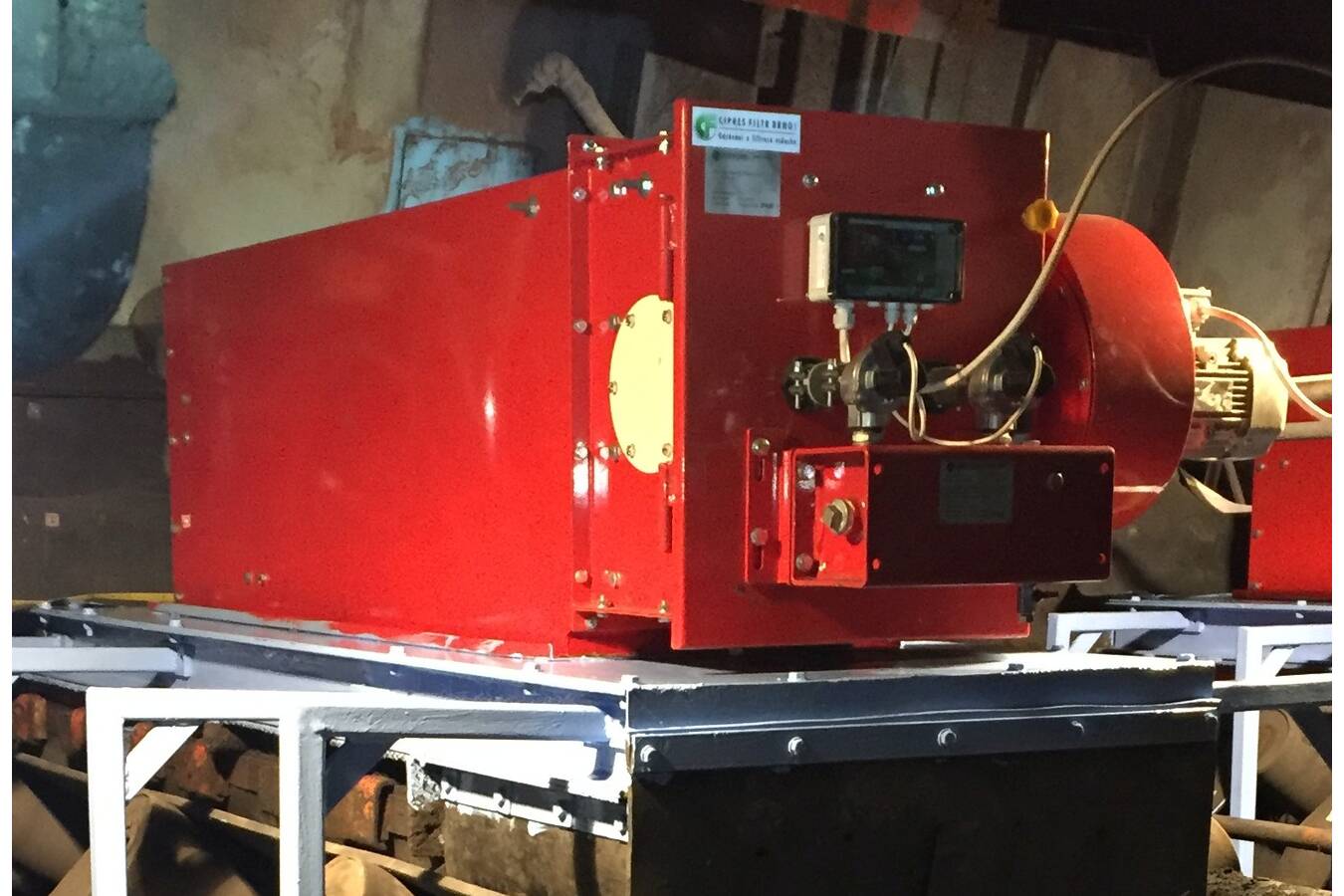 Optimale Entstaubungsleistung beim Sojabohnenverarbeiter dank DCP Ein Verarbeiter von Soja- und Rapssamen hat eine Reihe von Gurtförderer-Übergabepunkten mit langlebigen Punktfiltern von Dust Control Partners (DCP) ausgestattet. Trotz des begrenzten Platzes konnte eine optimale Staubkontrollleistung erreicht werden.