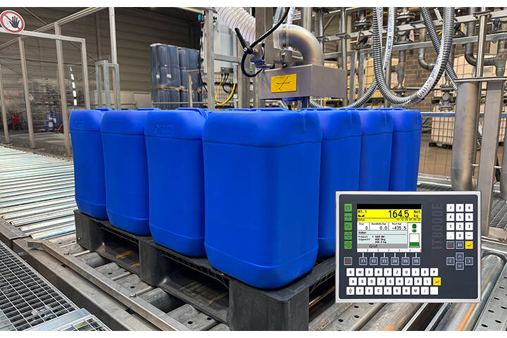 Automatisierte Abfüllung für Evonik Antwerpen mit SysTec Wägetechnik Effiziente Abfüllung von Flüssigkeiten mit eichfähigen IT8000E SysTec-Wägeterminals und FILL E-Software