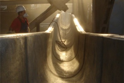 Verschleißfeste Beton-Auskleidung schützt Hüttensand-Rinne Ein türkisches Hochofenwerk kleidete seine Hüttensand-Rinne mit dem Hochleistungsbeton KALCRET BTX aus. Die überarbeitete Rinne konnte daraufhin 12 Jahre lang ohne nennenswerten Verschleiß betrieben werden.