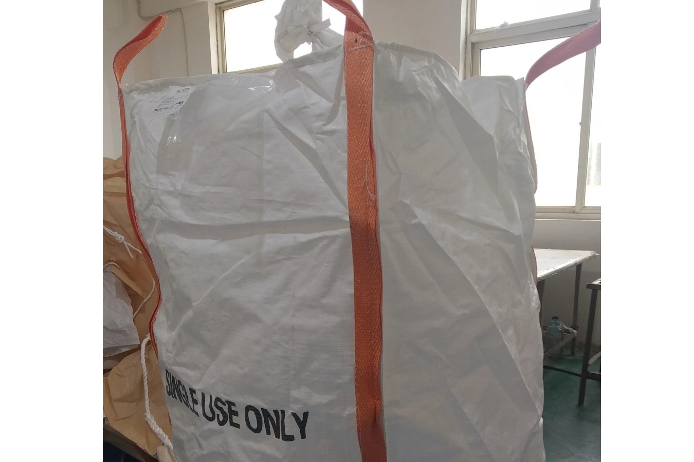 Weißer U-Panel-FIBC für Erdnüsse mit Füll- und Auslaufstutzen ReliaBulkBag liefert einen weißen U-Panel-FIBC für Erdnüsse mit oberem Füllstutzen, unterem Auslaufstutzen und Seitenschlaufen. Maße, Traglast, Inliner und Dokumente werden je Auftrag festgelegt.
