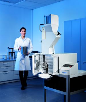 Kraftvolle Schneidmühle für anspruchsvolle  Zerkleinerungsaufgabe Die neue SM 300 von RETSCH