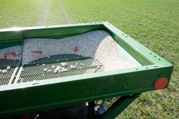 OMNIA Fertilizer rüstet seine lose Verladung weiter auf Kontrollsiebung zur Sicherung der Produktqualität von Düngemittel