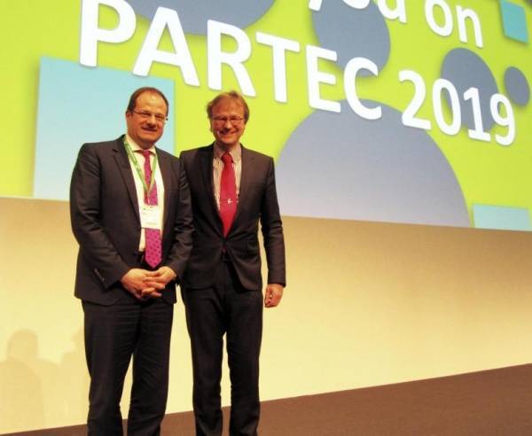 Staffelübergabe in Nürnberg: Prof. Dr. Stefan Heinrich (links) ist der neue Vorsitzende der PARTEC 2019. Heinrich übernimmt den Vorsitz von Prof. Dr. Hermann Nirschl (rechts), der für die PARTEC 2016 verantwortlich zeichnete. Bildnachweis: VDI e.V.