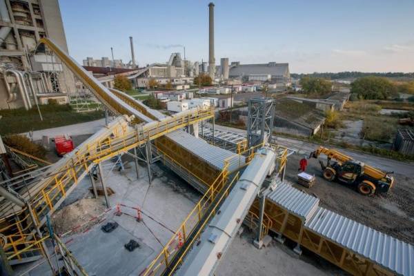 Eine wirtschaftlich überzeugende Alternative Zementhersteller Aalborg Portland A/S setzt auf Pipe Conveyor der BEUMER Group