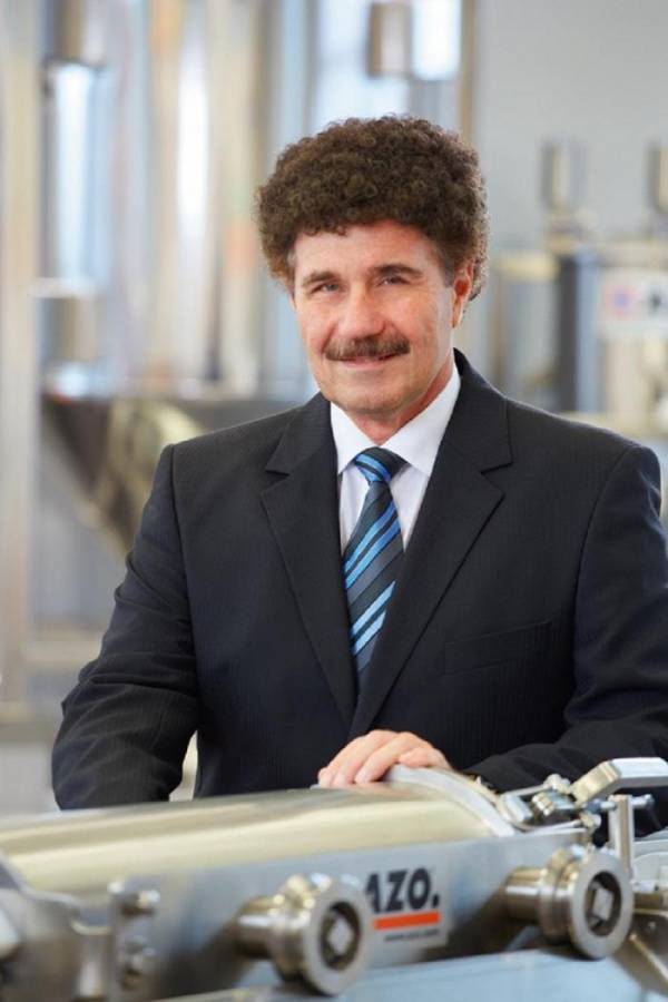 Neuerung in der Geschäftsführung der AZO Gruppe Robert Zimmermann geht Ende 2017 in den Ruhestand – AZO bleibt in Familienhand