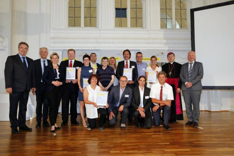 Mittelstandspreis: Esta für soziales Engagement geehrt Esta wurde zum zweiten Mal in Folge als beispielhaftes Unternehmen gewürdigt.