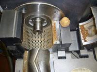 The glance into the open grinding chamber shows an optimal throughput of the walnuts