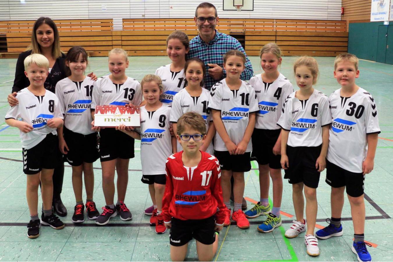 RHEWUM fördert F-Jugend des LTV Handball In diesem Jahr stattet die RHEWUM GmbH die kleinsten Spieler und Spielerinnen aus.