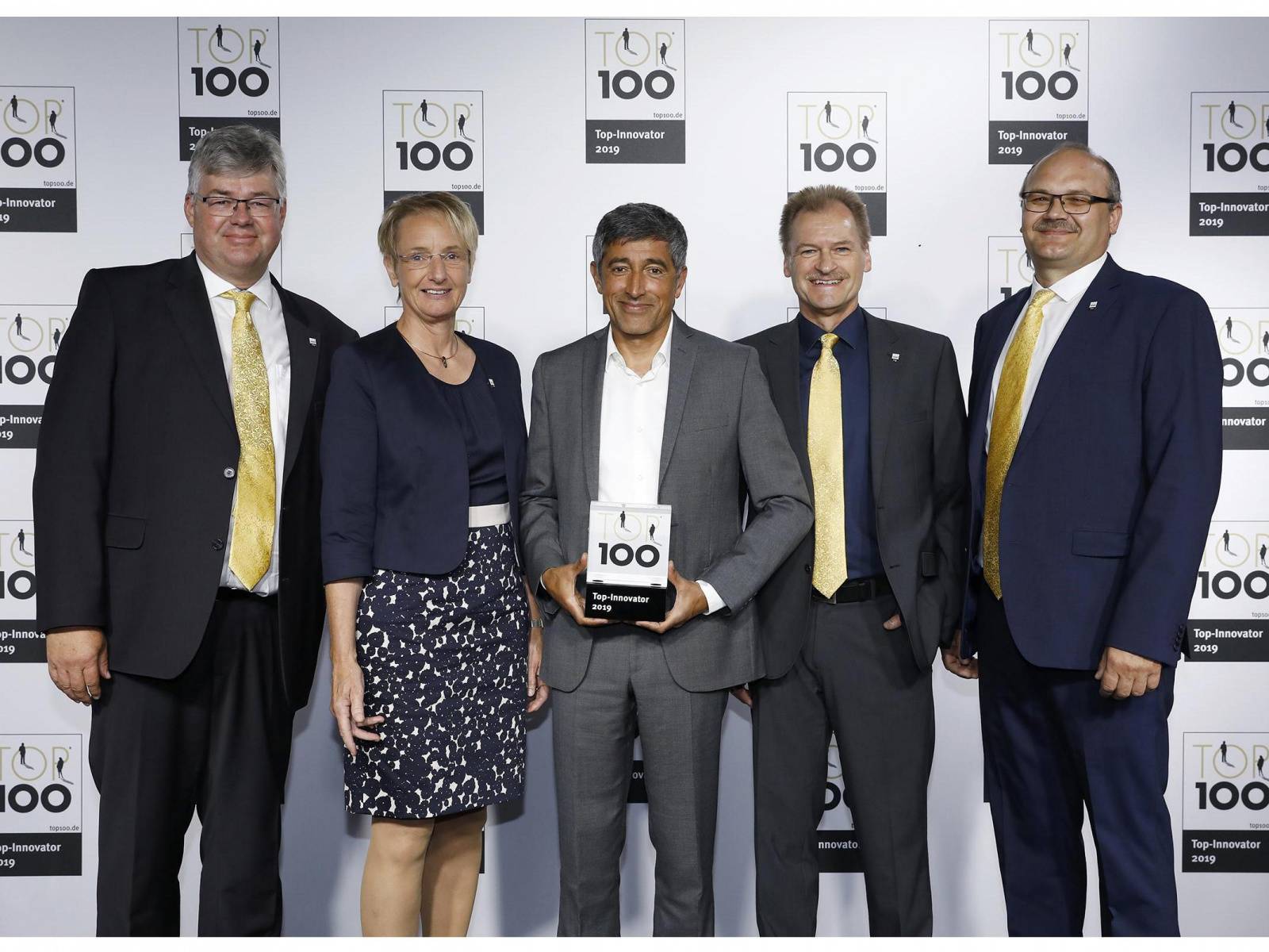 Auszeichnung als Top 100 Innovator Überreichnung der Auszeichnung in der Frankfurter Jahrhunderthalle