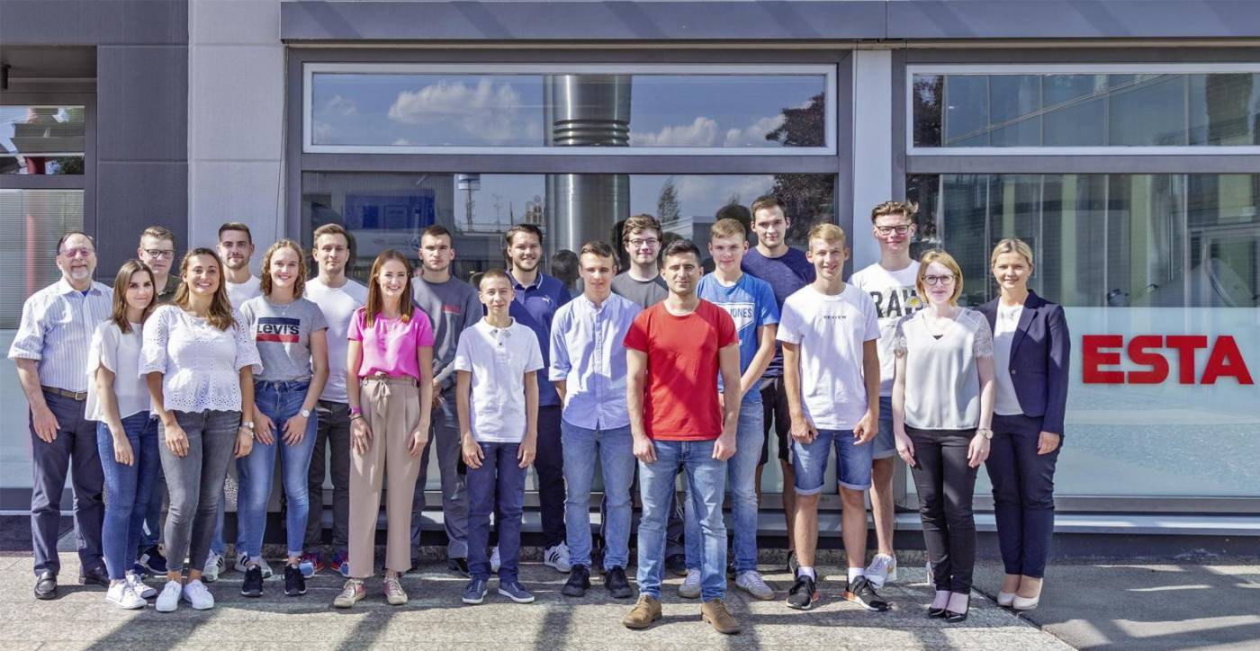 Ausbildungsstart für 13 Jugendliche bei ESTA Der Absaugtechnik-Hersteller bietet 7 Ausbildungsberufe und 2 duale Studiengängen an