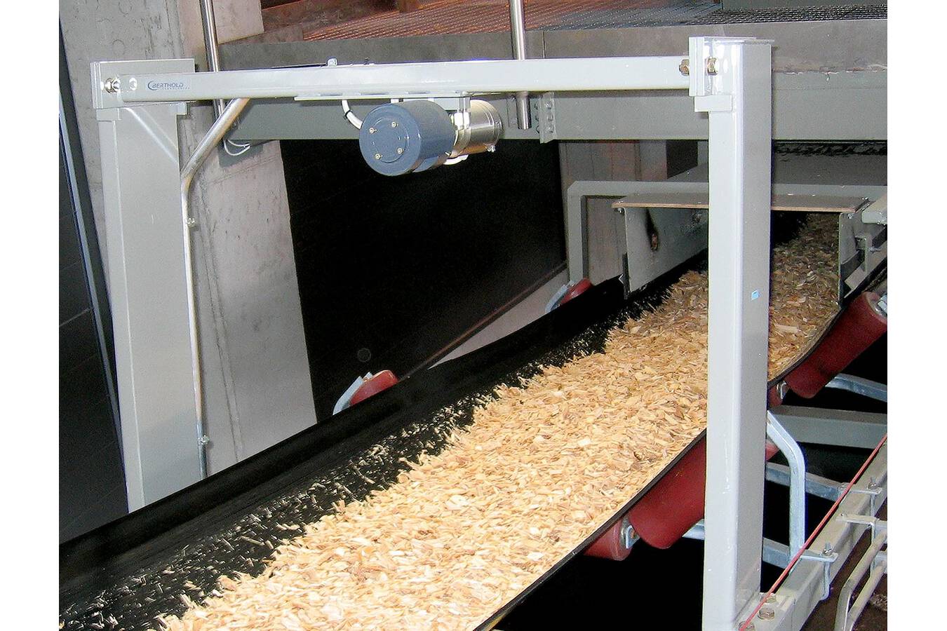 Measuring mass flow of wood chips or bark