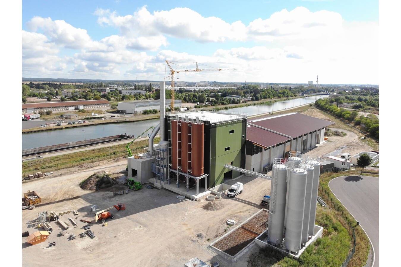 Abb. 1: Die Baustelle für das PHOS4green-Werk bei SERAPLANT in Haldensleben im August 2020. Die Hauptausrüstung, der Wirbelschicht-Granulator, befindet sich im grünen Gebäudeteil, dem Prozessgebäude. (Copyright: SERAPLANT) 